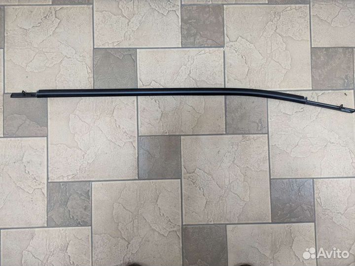 Молдинг стекла двери правый Toyota Camry