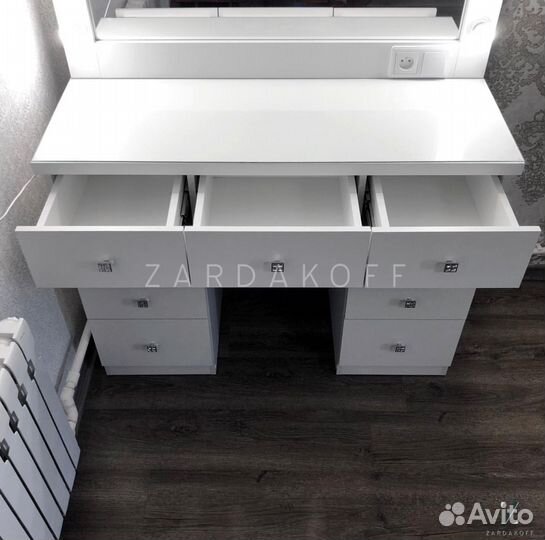 Туалетный столик и гримерное зеркало с подсветкой
