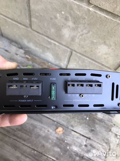 Сабвуфер и усилитель в автомобиль