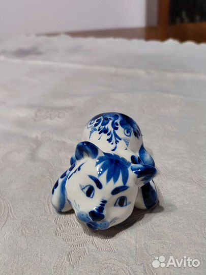 Кот на полку, кошка сувенир гжель