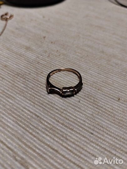 Золотое кольцо с топазом и фианитами 585