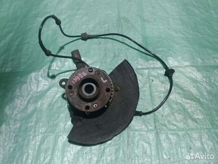 Поворотный кулак передний Volkswagen Passat B3