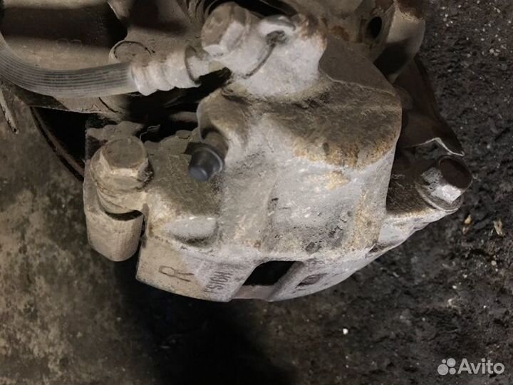 Суппорт тормозной передний правый Mitsubishi