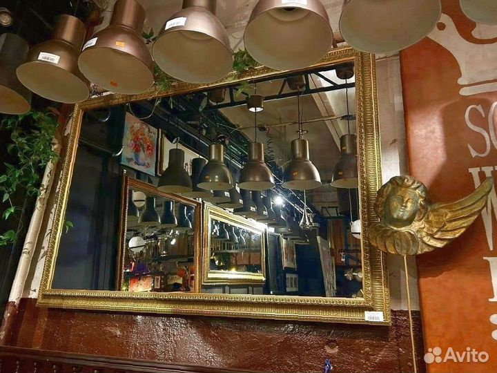Большое зеркало в багетной раме