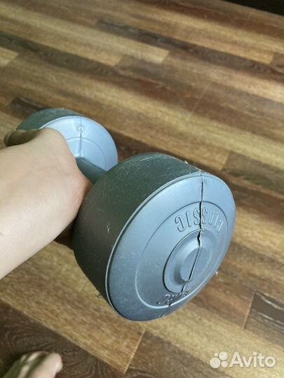 Продам гантели (одна 2кг)