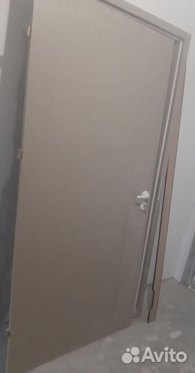 Дверь входная деревянная с коробкой