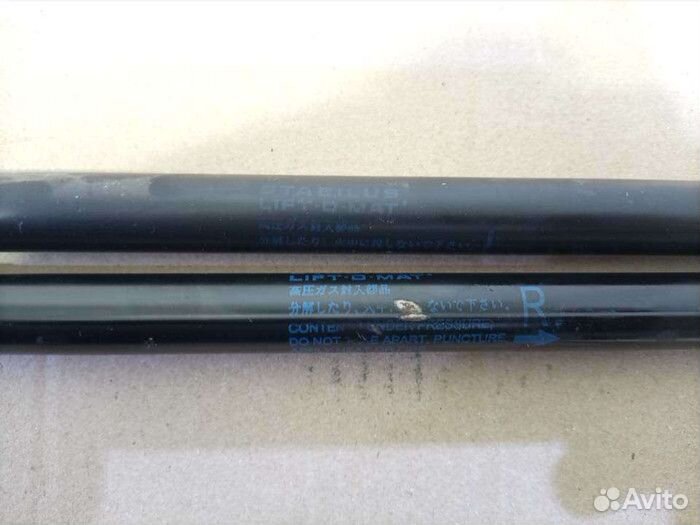 Амортизатор стекла багажника Pontiac Vibe I (2002—2004) 52309