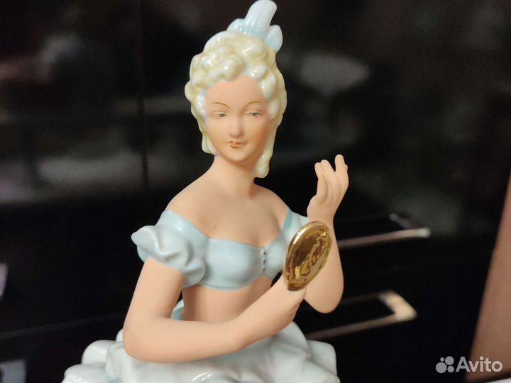 Фарфоровая статуэтка винтаж