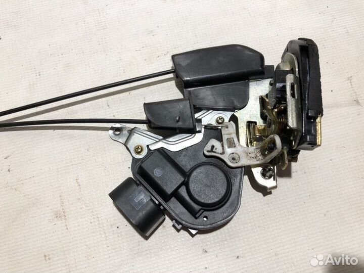 Замок боковой двери задний левый Toyota Vista