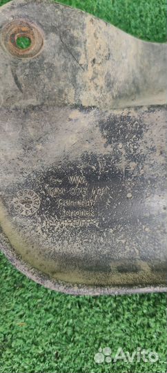 Брызговик задний правый Volkswagen Jetta 5