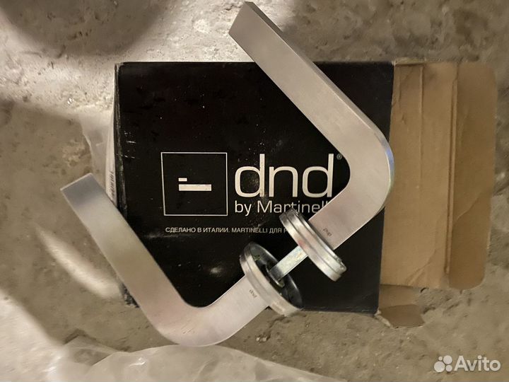 Дверь с магнитной ручкой