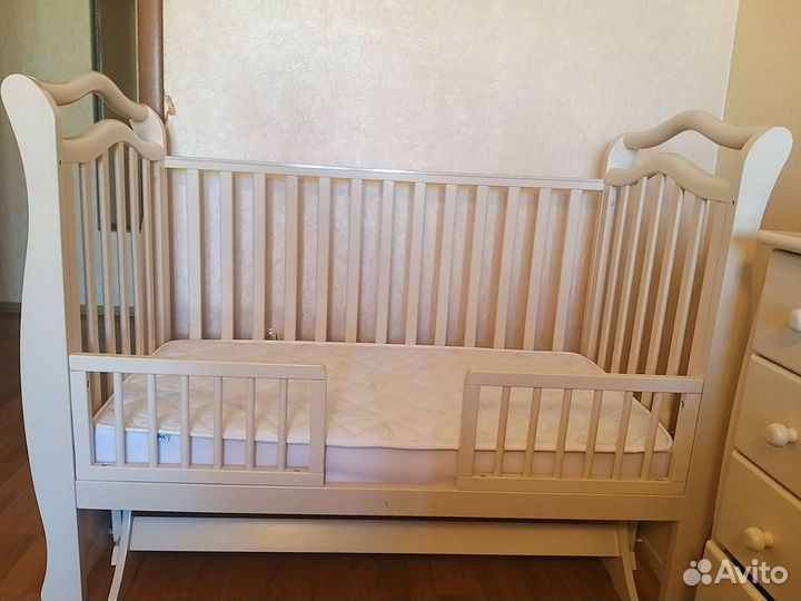Детская кроватка с маятником