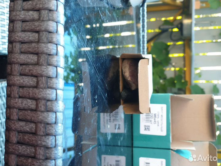 4 коробки красивых камней