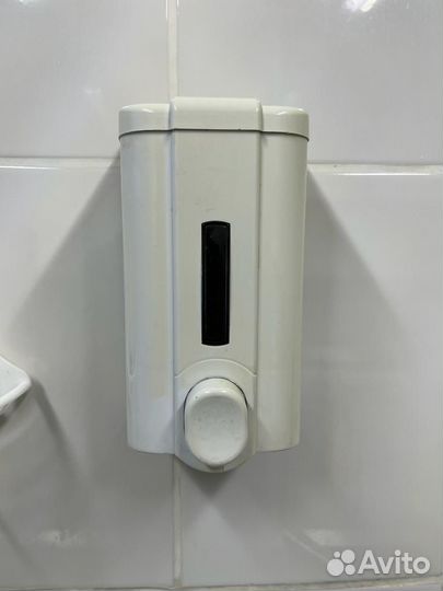 Дозатор для жидкого мыла настенный белый