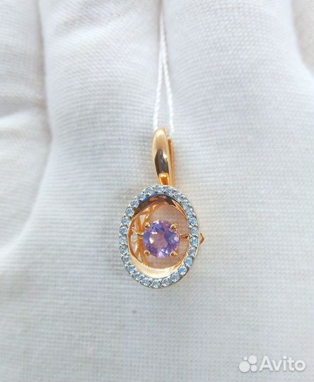 Золотая подвеска с камнем