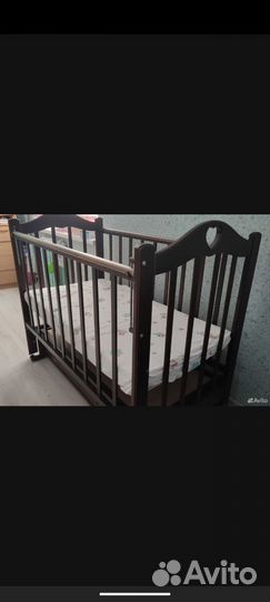 Детская кроватка с маятником и ящиком