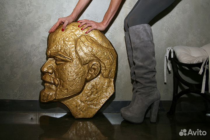 Барельеф В.И. Ленина