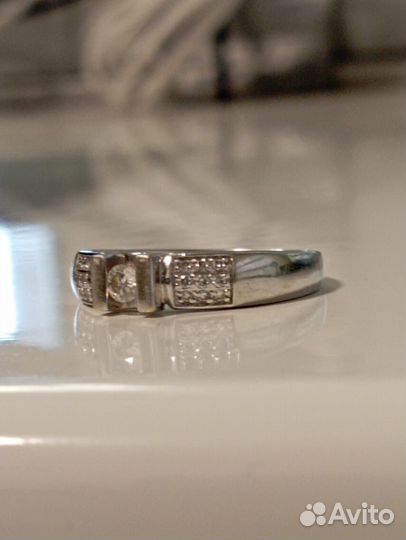 Кольцо с бриллиантом