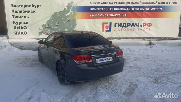 Накладка на торпедо правая Chevrolet Cruze. С торц