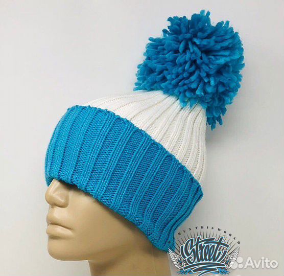 Шапка женская голубая с большим помпоном