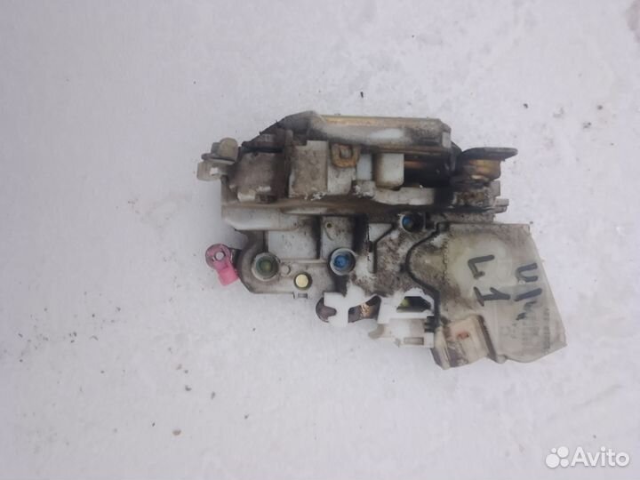 Замок двери левый Nissan