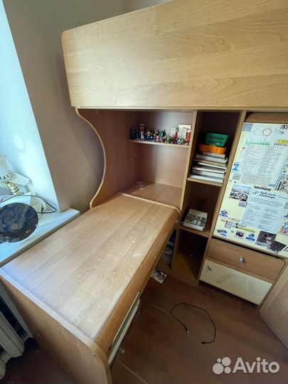 Детская кровать чердак со столом и шкафом