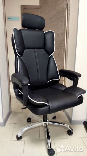 Компьютерные кресла черные и серые