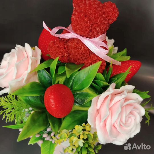 Букет с мишкой из роз