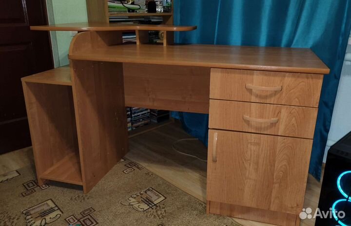 Компьютерный (письменный) стол