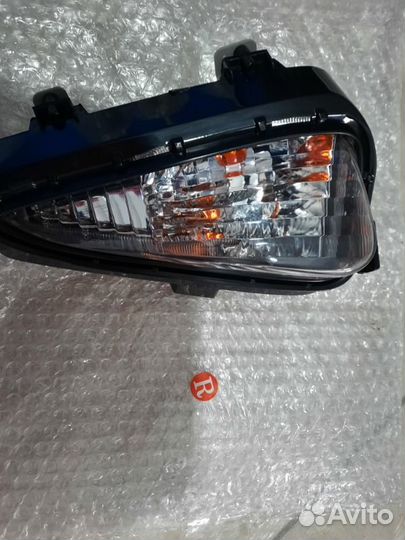 Поворотник в бампер передний правый Toyota Camry