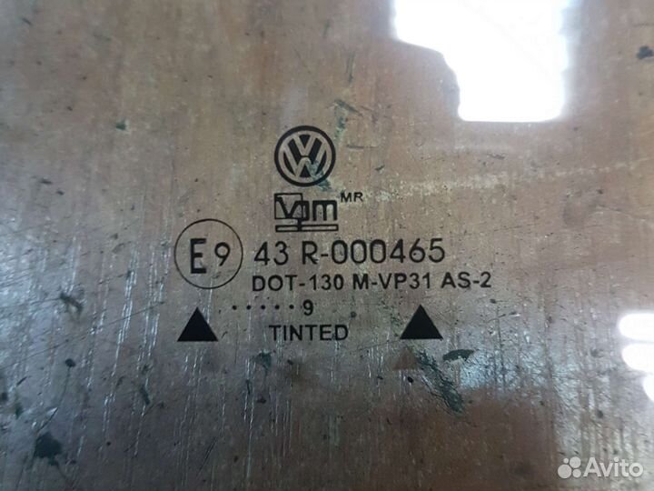 Стекло двери зад. лев. неподвижное VW bora jetta4