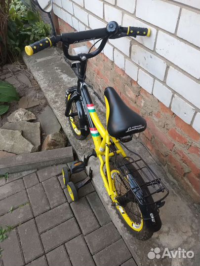 Детский велосипед с дополнительными колесами