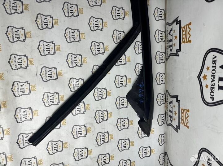 Уплотнитель стекла передний правый Mercedes-Benz