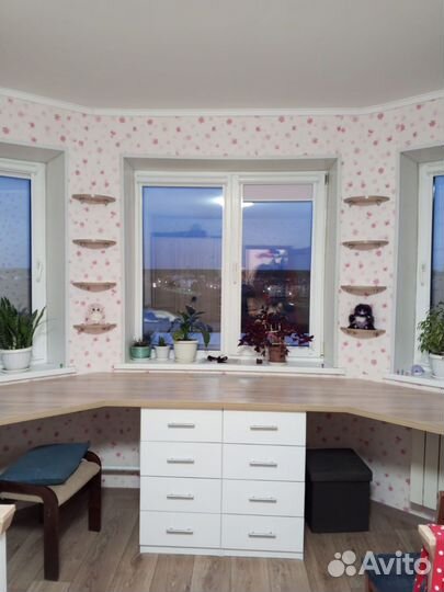 Мебель под окно. Рабочая зона для школьника. Стол