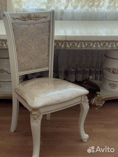 Стол для гостинной