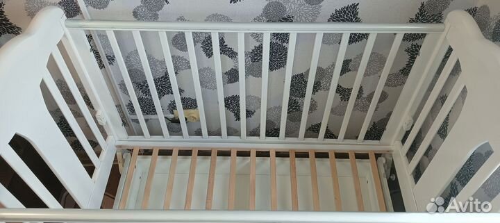 Детская кроватка с маятником и ящиком