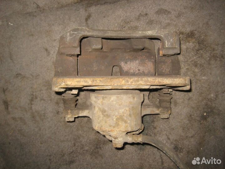 Суппорт передний левый Toyota Rav 4