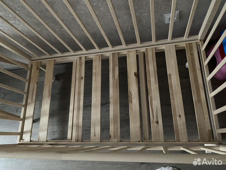 Детская кроватка с маятником