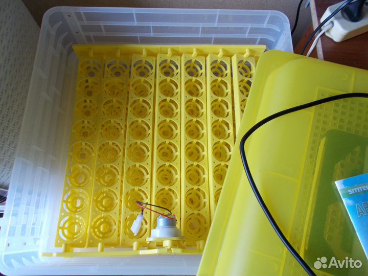 Инкубатор с автоповоротом, терморегулят. и гигром