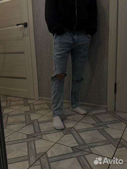 Джинсы с дырками на коленях женские