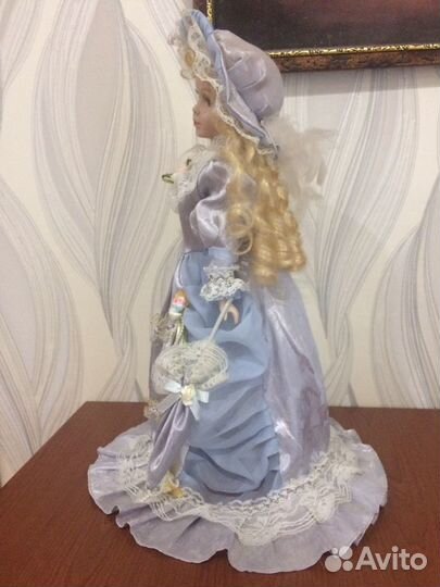 Кукла фарфоровая на подставке