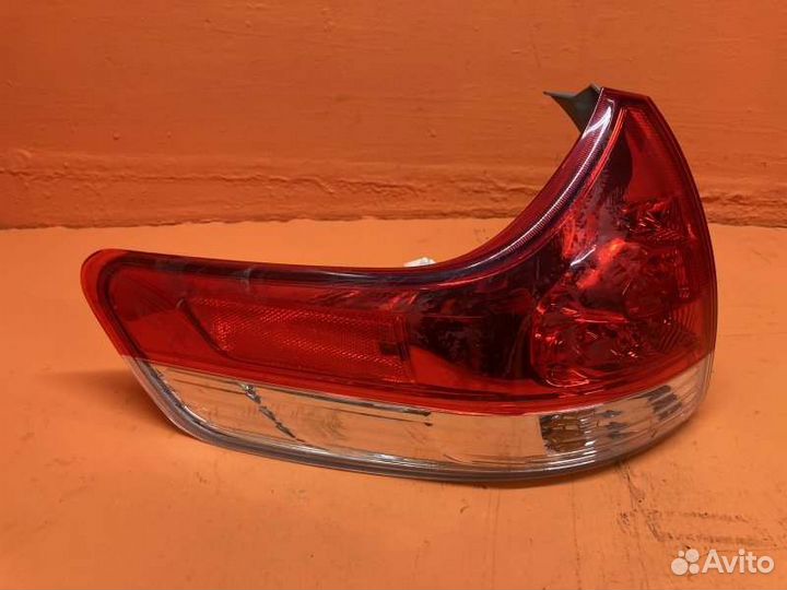 Фонарь задний левый Toyota Sienna 3 3.5 2011