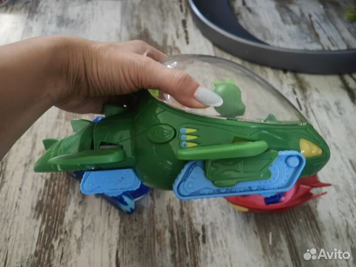 Герои в масках с машинками