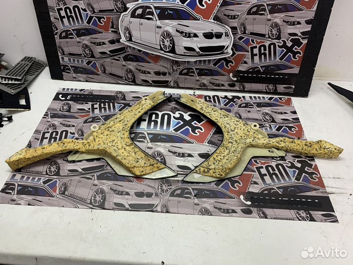 Передняя облицовка задней стойки BMW E60