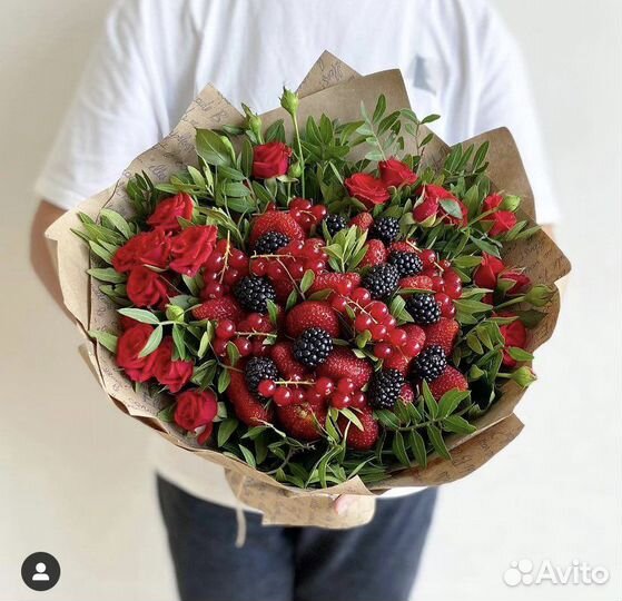 Букет из клубники и цветов