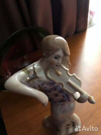 Статуэтка из фарфора