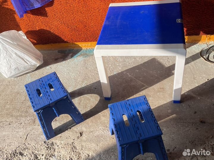 Детский пластиковый стол и два складных табурета