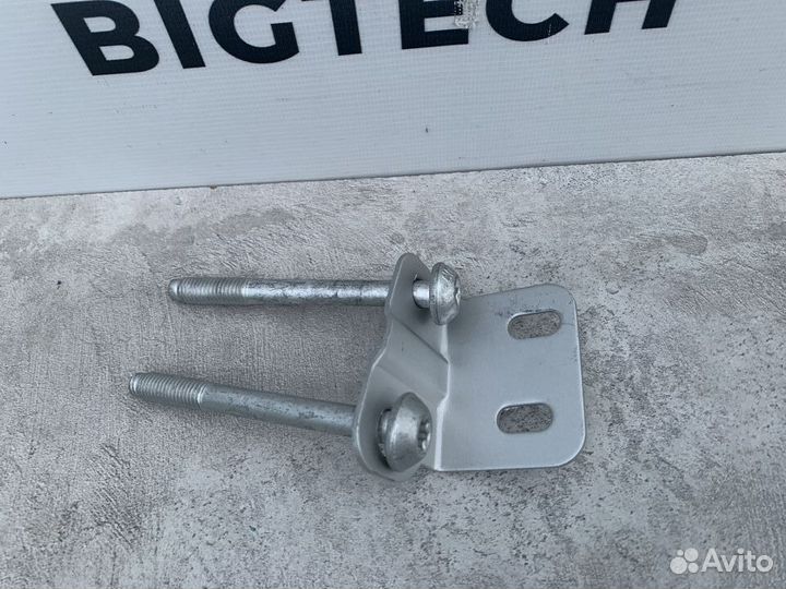 Кронштейн на передней панели A2046201714