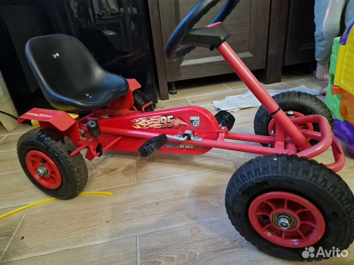 Машина с педалями