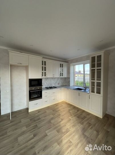 Кухни и шкафы